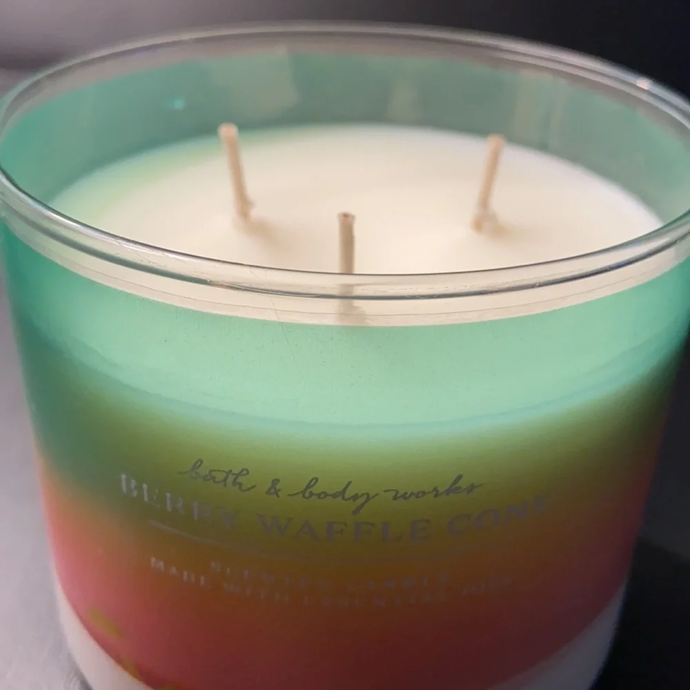 NEW: BERRY WAFFLE CONE 3 Wick Candle Candle Bath & Body Works Summer Ice Cream - Picture 7 of 13
